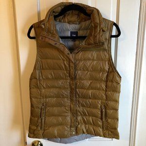 Gap Down Puffer Vest with Side Zipped Pockets